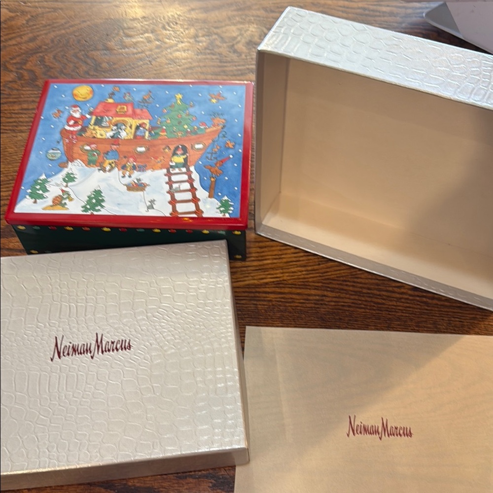 Neiman Marcus Crocodile-Embossed Cream Box - Picture 4 of 5